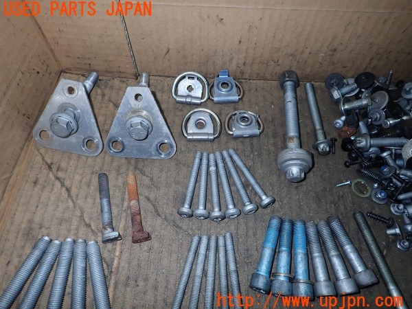 3UPJ=9233280720]ベンツ C200 ステーションワゴン スポーツ(205242 S205)ネジ・ナット・ステー類 セット ジャンク_2