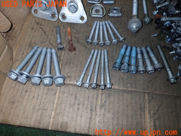 3UPJ=9233280720]ベンツ C200 ステーションワゴン スポーツ(205242 S205)ネジ・ナット・ステー類 セット ジャンク_3