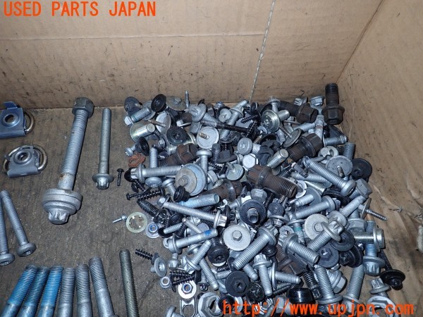 3UPJ=9233280720]ベンツ C200 ステーションワゴン スポーツ(205242 S205)ネジ・ナット・ステー類 セット ジャンク_4