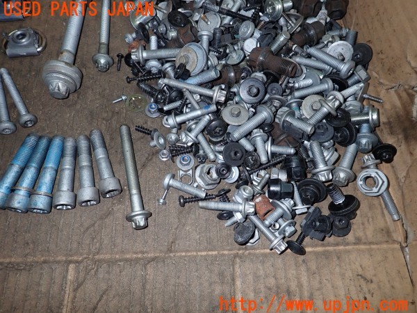 3UPJ=9233280720]ベンツ C200 ステーションワゴン スポーツ(205242 S205)ネジ・ナット・ステー類 セット ジャンク_5