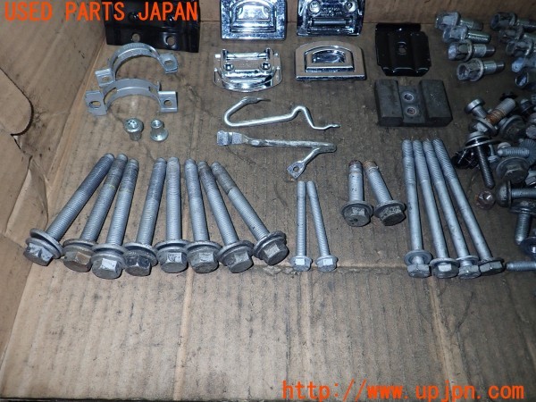 3UPJ=9233340720]アウディ A6 2.8FSIクワトロ(4GCHVS)前期 ネジ・ナット・ステー類 セット ジャンク_3