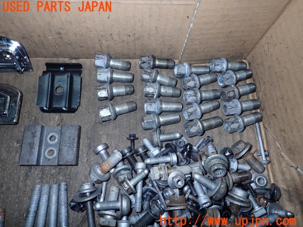 3UPJ=9233340720]アウディ A6 2.8FSIクワトロ(4GCHVS)前期 ネジ・ナット・ステー類 セット ジャンク_4