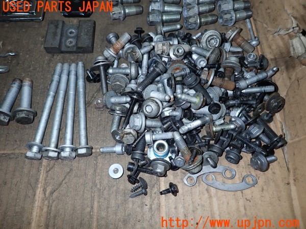 3UPJ=9233340720]アウディ A6 2.8FSIクワトロ(4GCHVS)前期 ネジ・ナット・ステー類 セット ジャンク_5