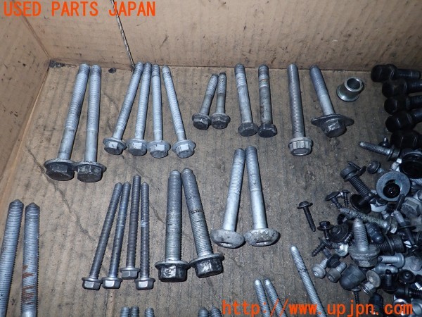 3UPJ=9233370720]アウディ A5 2.0TFSIクワトロ(8TCDNF 8T3)ネジ・ナット・ステー類 セット ジャンク_2