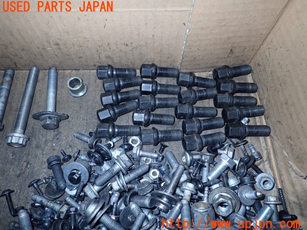 3UPJ=9233370720]アウディ A5 2.0TFSIクワトロ(8TCDNF 8T3)ネジ・ナット・ステー類 セット ジャンク_4