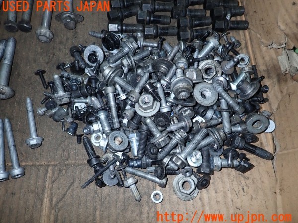 3UPJ=9233370720]アウディ A5 2.0TFSIクワトロ(8TCDNF 8T3)ネジ・ナット・ステー類 セット ジャンク_5