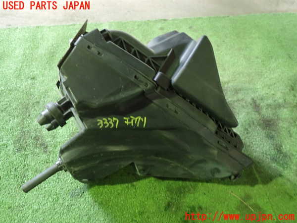 1UPJ-9233372560]アウディ・A5(8TCDNF)エアクリーナーボックス 中古_3