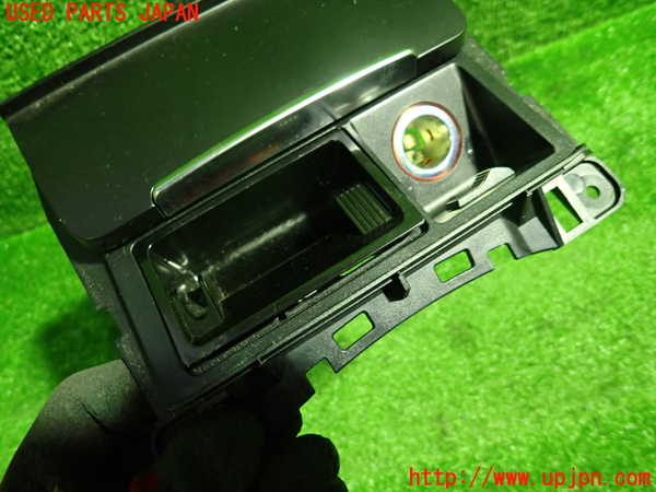 1UPJ-9233377821]アウディ・A5(8TCDNF)灰皿1 中古_2