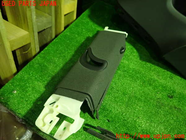 1UPJ-9233377675]アウディ・A5(8TCDNF)右リアピラートリム 中古_3