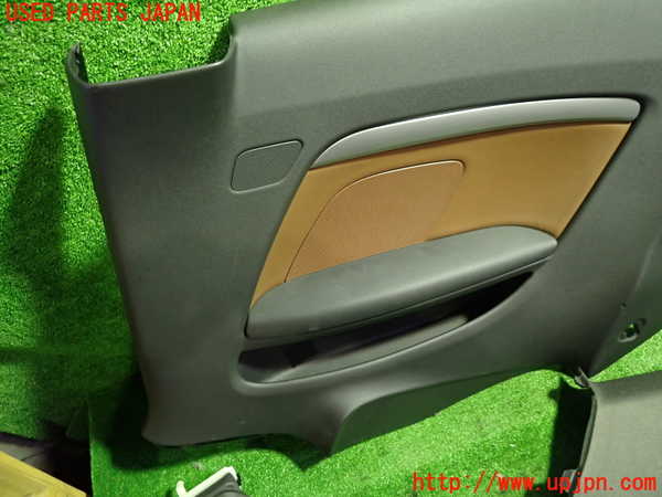 1UPJ-9233377675]アウディ・A5(8TCDNF)右リアピラートリム 中古_4