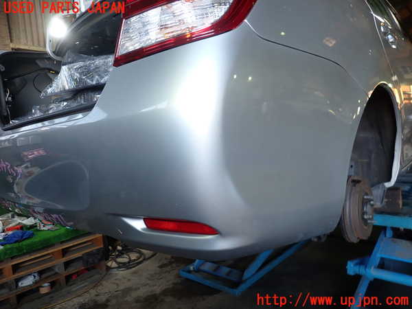 1UPJ-9233381610]カローラ アクシオ(NZE161)リアバンパー 中古_2
