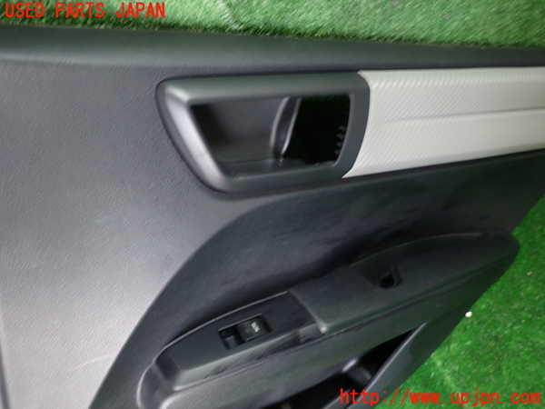 1UPJ-9233381294]カローラ アクシオ(NZE161)右後ドア内張り 中古_2