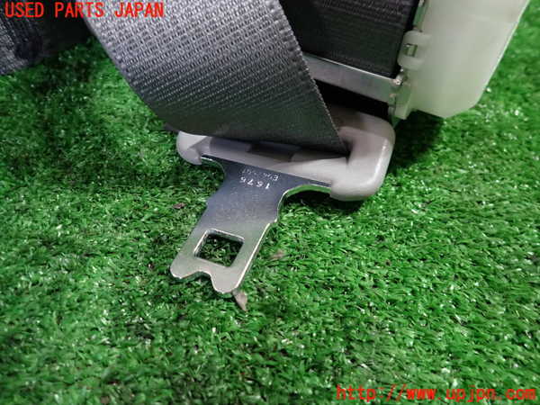 1UPJ-9233387135]カローラ アクシオ(NZE161)真中2列目シートベルト 中古_2
