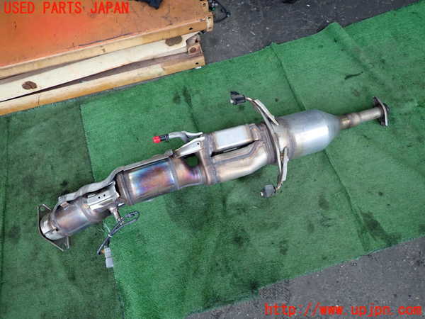 2UPJ-9233392661]レクサス・CT200h(ZWA10)触媒1 中古_5