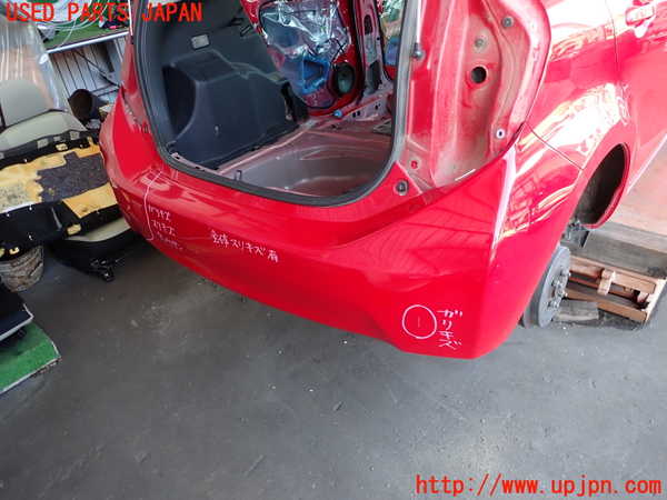 2UPJ-9233481610]アクア(AQUA)(NHP10)リアバンパー 中古_2