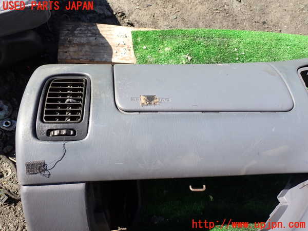 1UPJ-9233517505]ハイラックスサーフ(KZN185W)ダッシュボード 中古_2