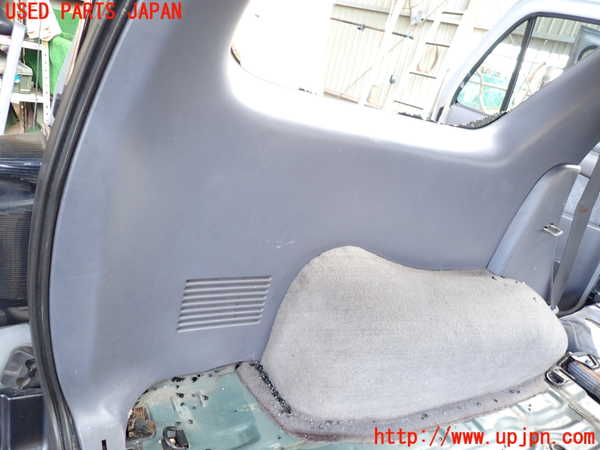 1UPJ-9233517680]ハイラックスサーフ(KZN185W)左リアピラートリム 中古_2