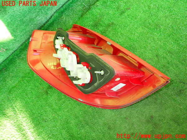 2UPJ-9233561530]ベンツ A180(169032)(169)右テールランプ 中古_2