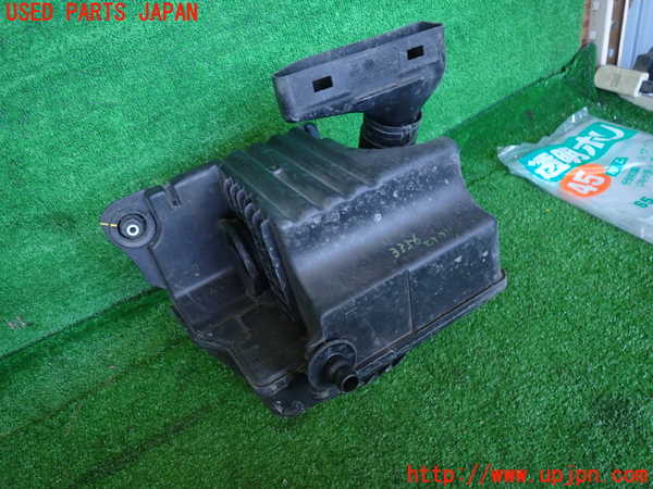 2UPJ-9233562560]ベンツ A180(169032)(169)エアクリーナーボックス 中古_2