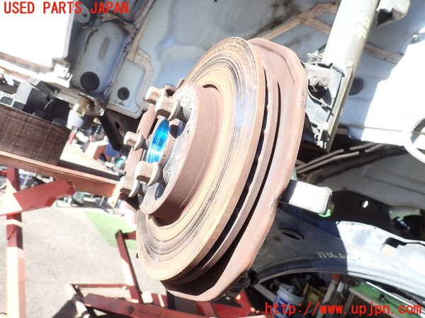 2UPJ-9233564290]ベンツ A180(169032)(169)右フロントナックルハブ 中古_2