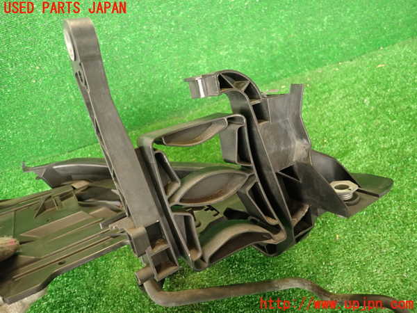 2UPJ-9233581142]アウディ・A4(8KCDN)左ヘッドライトリム 中古_3