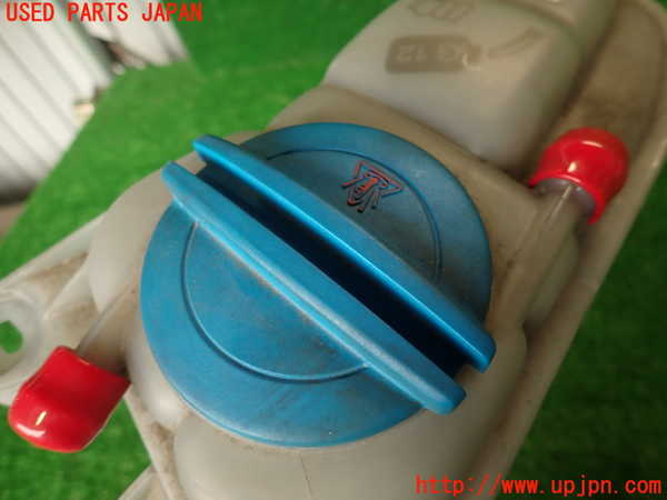 2UPJ-9233582410]アウディ・A4(8KCDN)ラジエータータンク 中古_3