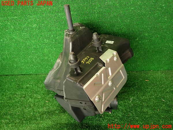 2UPJ-9233582560]アウディ・A4(8KCDN)エアクリーナーボックス 中古_2