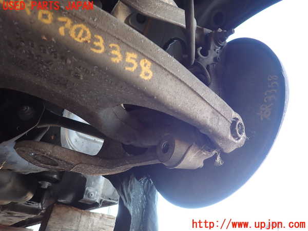 2UPJ-9233584300]アウディ・A4(8KCDN)右リアナックルハブ 中古_2