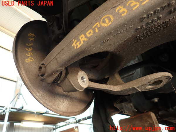 2UPJ-9233584305]アウディ・A4(8KCDN)左リアナックルハブ 中古_2