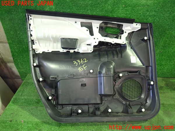 1UPJ-9233621234]セレナ e-POWER(HFC27)右前ドア内張り 中古_4