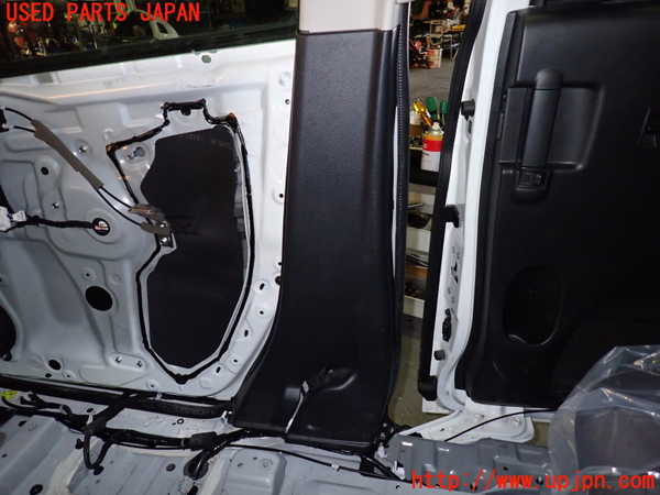 1UPJ-9233627665]セレナ e-POWER(HFC27)右センターピラートリム 中古_3