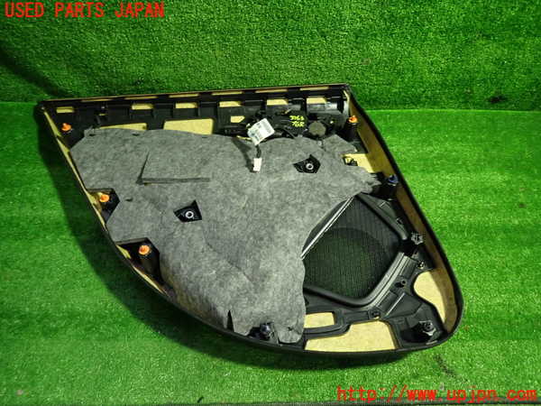 1UPJ-9233631294]ベンツ GLA180(156942)(X156)右後ドア内張り 中古_3