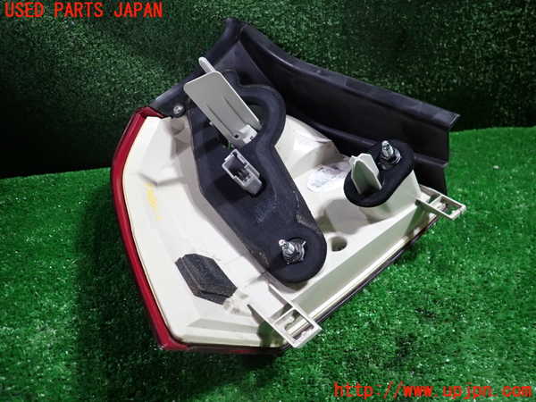 1UPJ-9233661530]ボルボ・XC70(BB6324XC)右テールランプ 中古_4