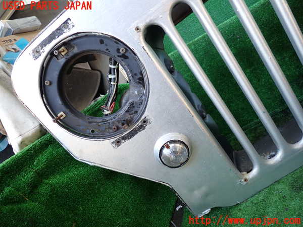 1UPJ-9233711050]三菱ジープ(J55)ラジエターグリル 中古_3