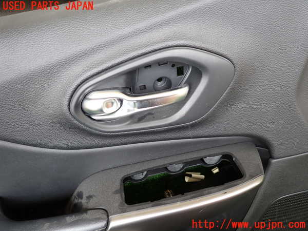 1UPJ-9233731264]ジープ・チェロキー(KL20L)左前ドア内張り 中古_2