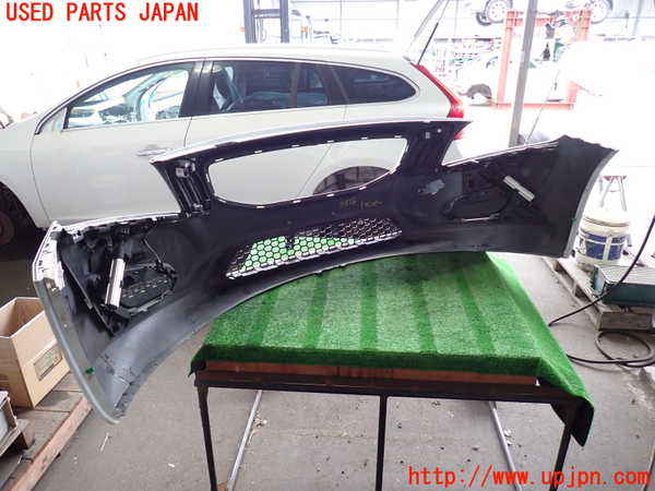 2UPJ-9233781010]ボルボ・V60(FB4164T)フロントバンパー 中古_4