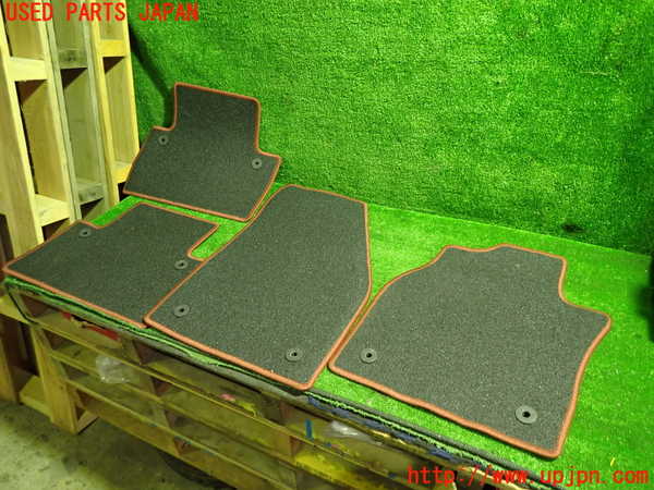 1UPJ-9233847800]ボルボ・C30(MB4204S)フロアマット 中古_4