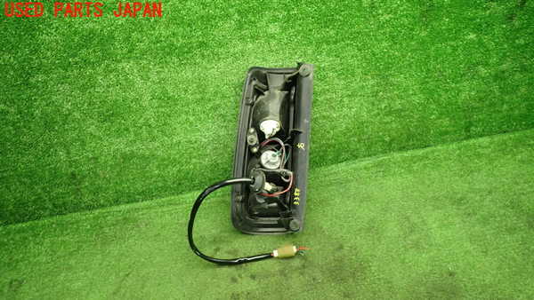 1UPJ-9233881530]スイフトスポーツ(HT81S)右テールランプ 中古_3