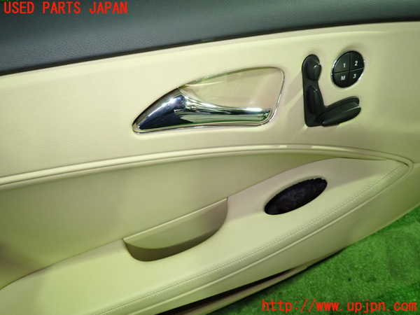 1UPJ-9233931264]ベンツ CLS350 C219(219356C)左前ドア内張り 中古_2