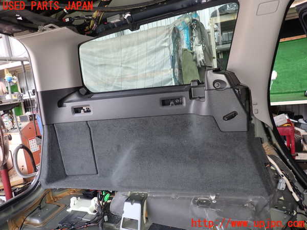 2UPJ-9233977680]ボルボ・V70(BB420W)左リアピラートリム 中古_3