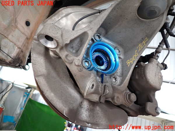 2UPJ-9234064295]BMW 218d グランツアラー(2E20)(F46)左フロントナックルハブ 中古_2