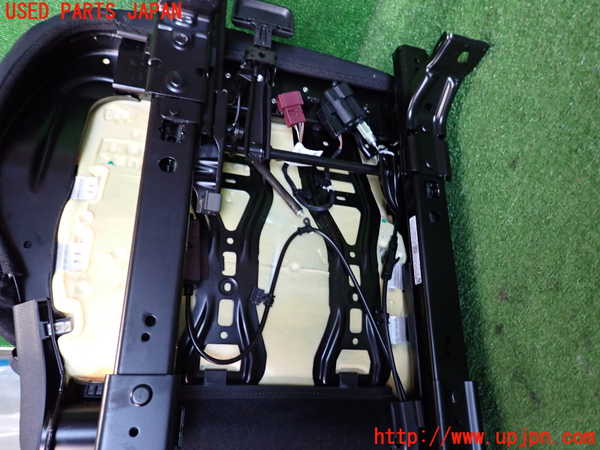 2UPJ-9234067145]BMW 218d グランツアラー(2E20)(F46)右2列目シート 中古_5