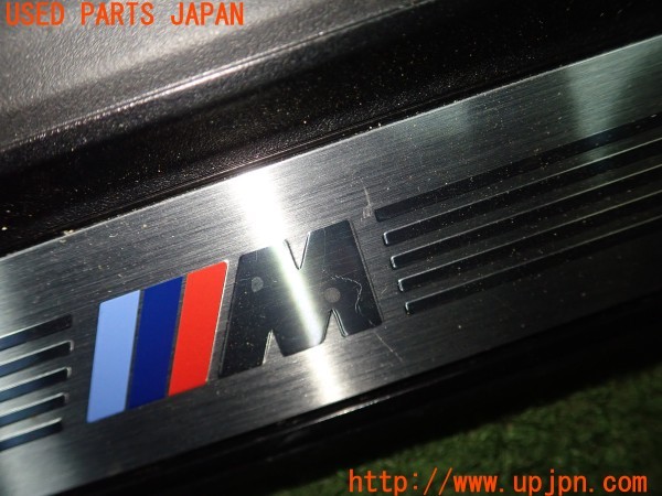 3UPJ=9234080616]BMW 320d(8C20 F30)純正 フロントスカッフプレート_3