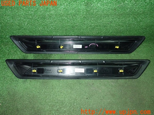 3UPJ=9234080616]BMW 320d(8C20 F30)純正 フロントスカッフプレート_4