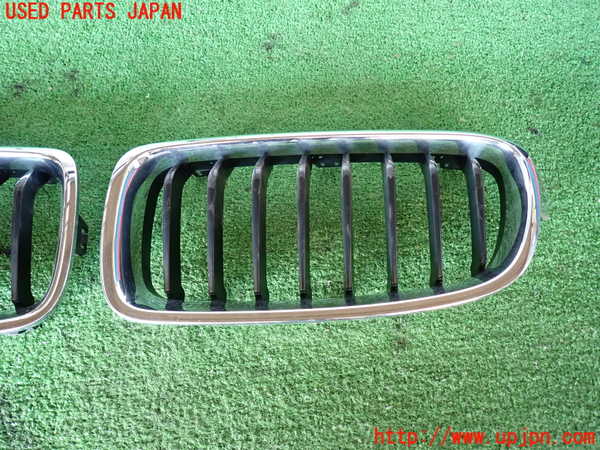 2UPJ-9234081050]BMW 320d(8C20)(F30)ラジエターグリル 中古_2