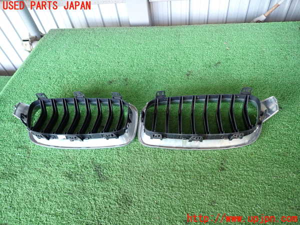 2UPJ-9234081050]BMW 320d(8C20)(F30)ラジエターグリル 中古_5