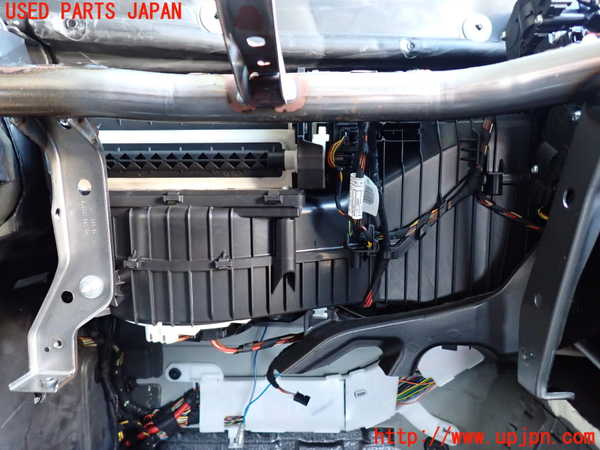 2UPJ-9234086081]BMW 320d(8C20)(F30)エバポレーター1 中古_2