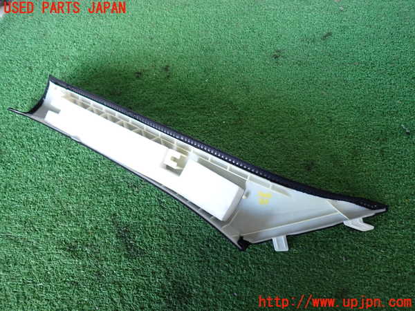 2UPJ-9234087655]BMW 320d(8C20)(F30)右フロントピラートリム 中古_4