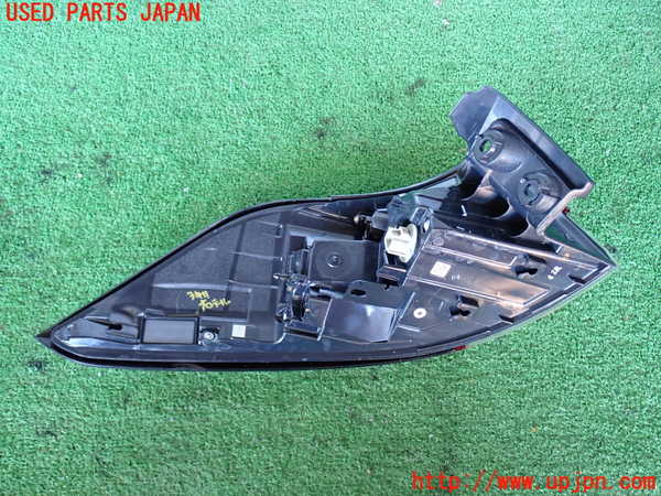 2UPJ-9234111530]カローラ クロス ハイブリッド(ZVG16)右テールランプ 中古_4