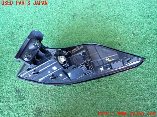 2UPJ-9234111536]カローラ クロス ハイブリッド(ZVG16)左テールランプ 中古_4